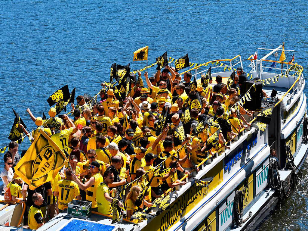 Gelb-schwarzes Warm-up der BVB-Fans vor dem Spiel bei einer Bootsfahrt auf der Spree.