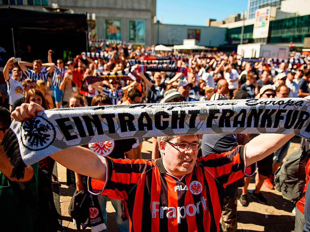 Frankfurter Fans auf dem Alexanderplatz.