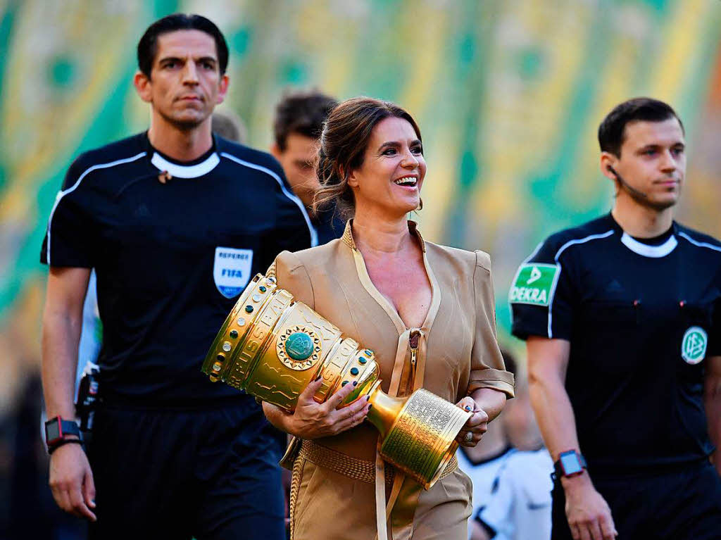 Katarina Witt trgt den Pokal ins Stadion.
