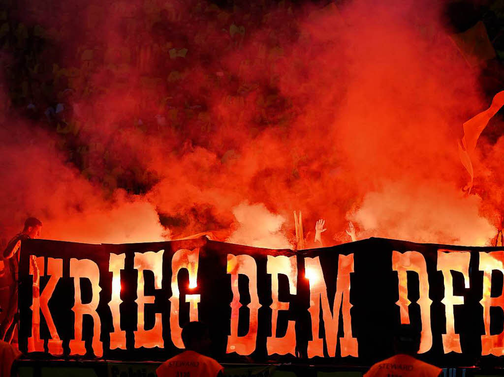 Vor dem Spiel zndeten Dortmunder Fans Pyrotechnik auf der Tribne hinter dem Transparent „Krieg dem DFB“.