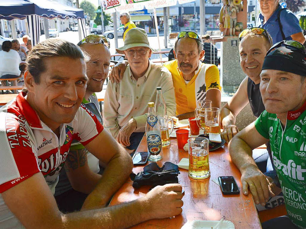 Hinten in der Mitte von links: Otmar und Alois Stcklin stoen zufrieden an nach der Benefiz-Radtour.