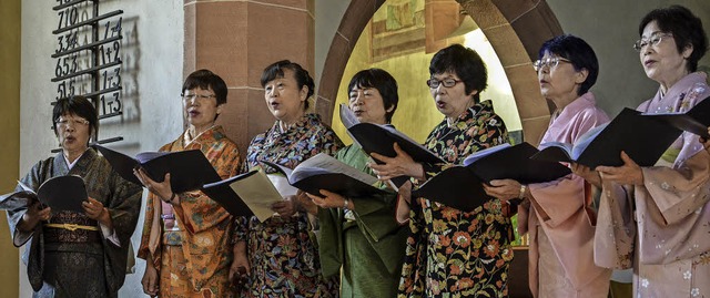 In farbenprchtigen Kimonos sangen die...odai in Malterdingen Frhlingslieder.   | Foto: Benedikt Sommer