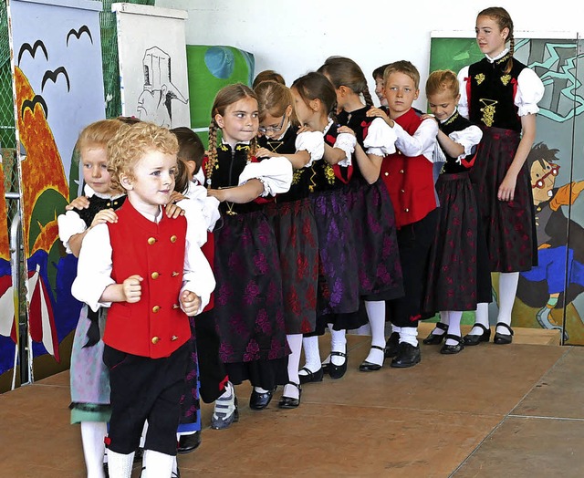 Als Dampfzug stand die Kindertrachtent...der Leichtathletikhalle auf der Bhne.  | Foto: Martin Wunderle