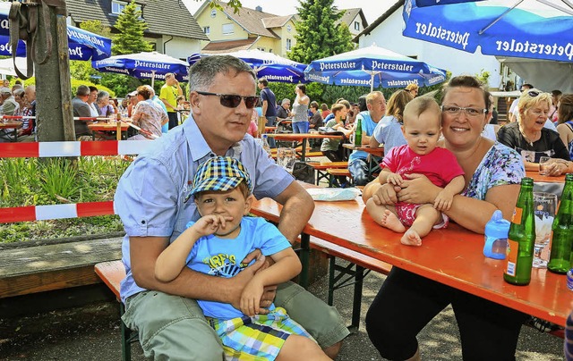 Schatten und Durstlscher waren beim A...er Dorffest bei Jung und Alt gefragt.   | Foto: Sandra DEcoux-Kone
