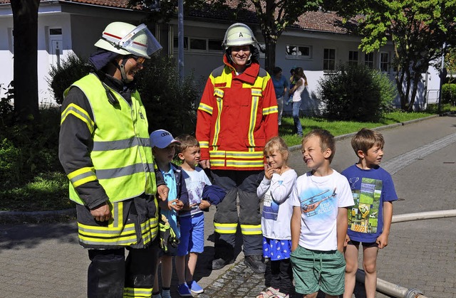 Feuerwehrleute - in der gelben Warnwes... eine Feuerwehrleiter zu beachten ist.  | Foto: Jutta Schtz
