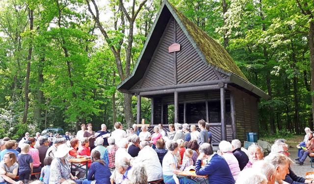 Christen aus der Umgebung beim gemeinsamen Gottesdienst an der Daur-Htte  | Foto: Privat