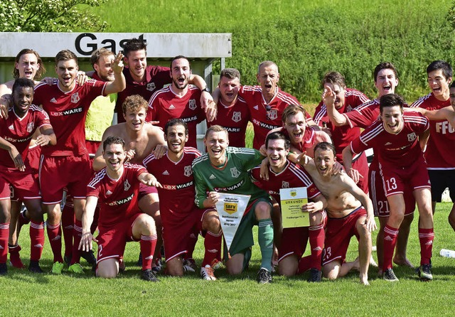 Das Frderteam des Freiburger FC feier...:0-Sieg in Heimbach die Meisterschaft.  | Foto: Daniel Thoma