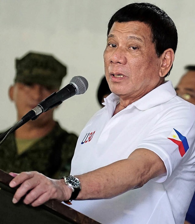 Haftbefehle sind unntig &#8211; Rodrigo Duterte vor Militrs.   | Foto: AFP