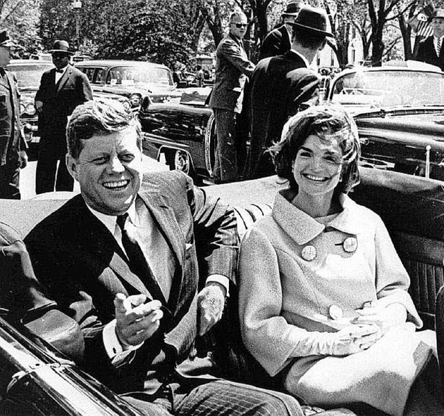 Traumpaar der amerikanischen Politik: John F. Kennedy und seine Frau Jackie   | Foto: dpa