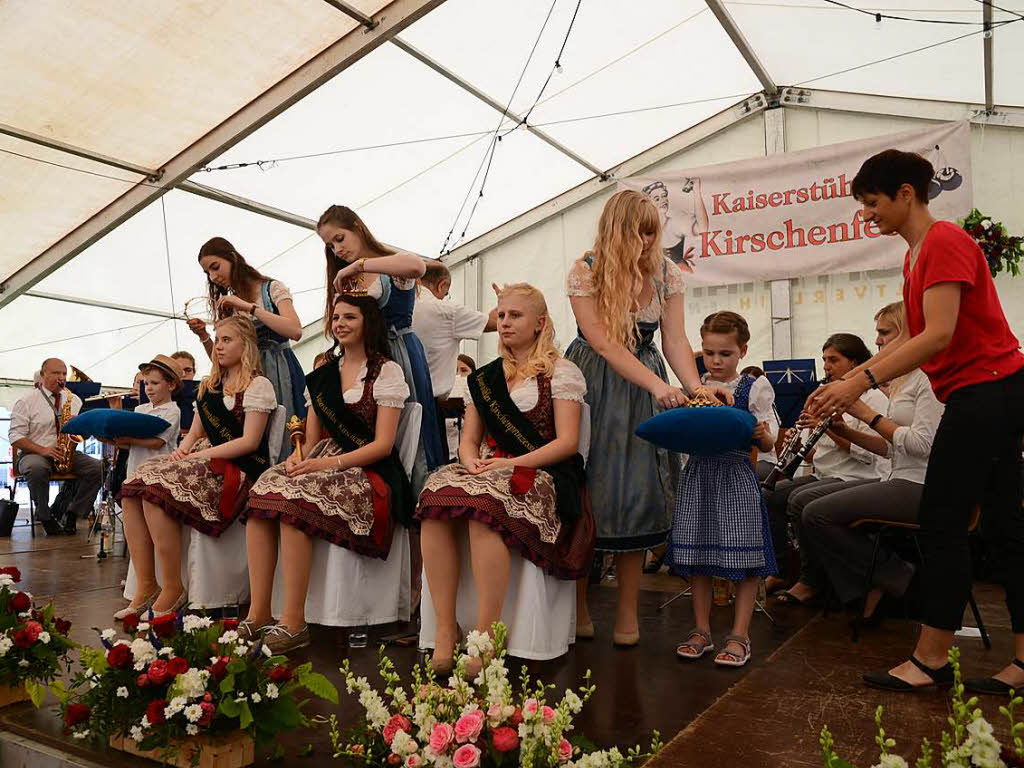 Kirschenfest in Knigschaffhausen: Die scheidenen Hoheiten Knigin Maike Schillinger und Prinzessinnen Vivien Sexauer und Kim Suhr bekommen von ihren Amtsvorgngerinnen  die Insignen abgenommen.