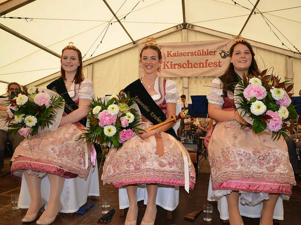 Kirschenfest in Knigschaffhausen: Die neugewhlten Kirschenhoheiten, Kirschenknigin Celine Erbsland (Bildmitte) mit ihren Prinzessinnen  Julia Sexauer (links) und Lea Wachtmeiser (rechts).