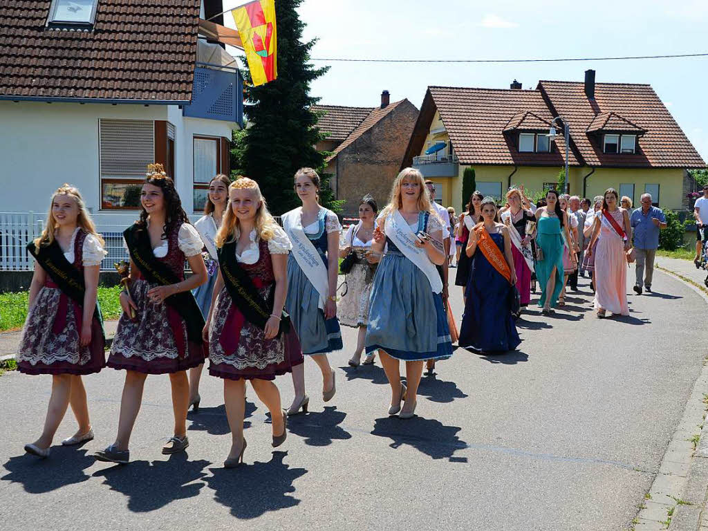 Kirschenfest in Knigschaffhausen: Hoheiten und Ehrengste beim Festumzug.