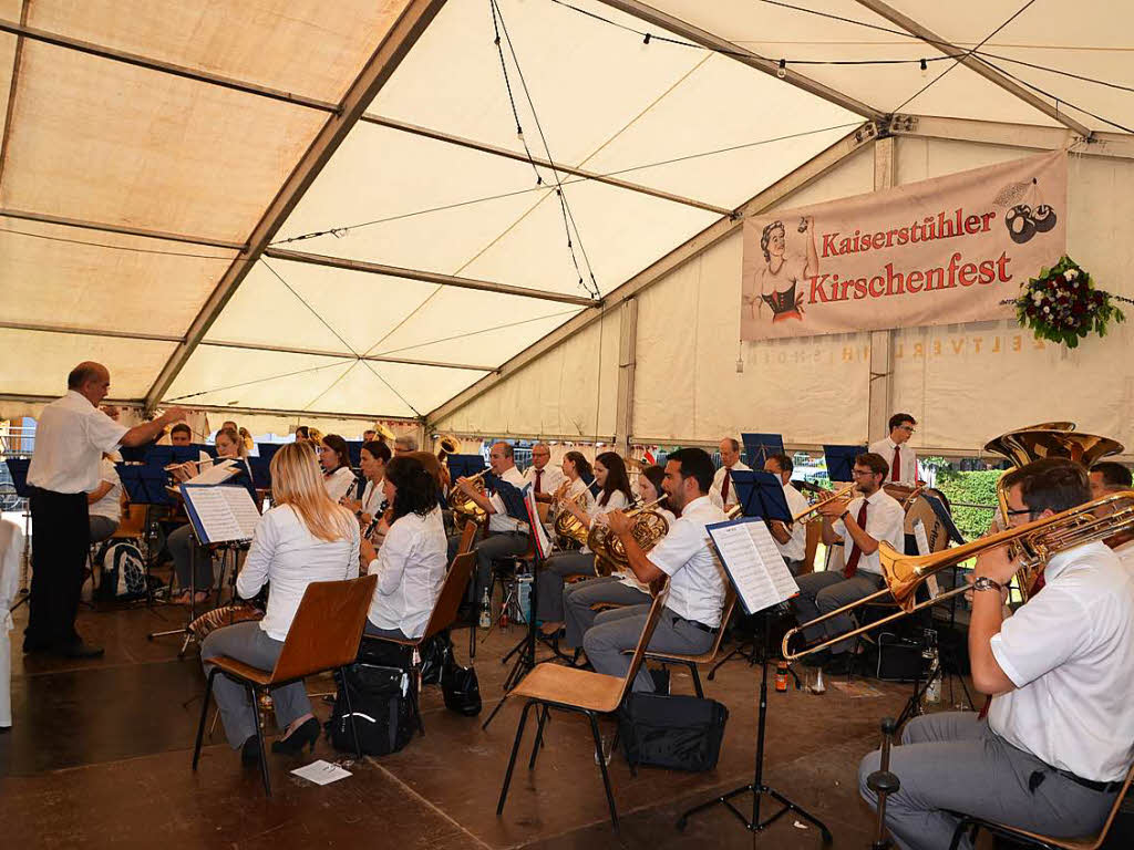 Kirschenfest in Knigschaffhausen: Der Musikverein Knigschaffhausen  beim Bhnenauftritt.