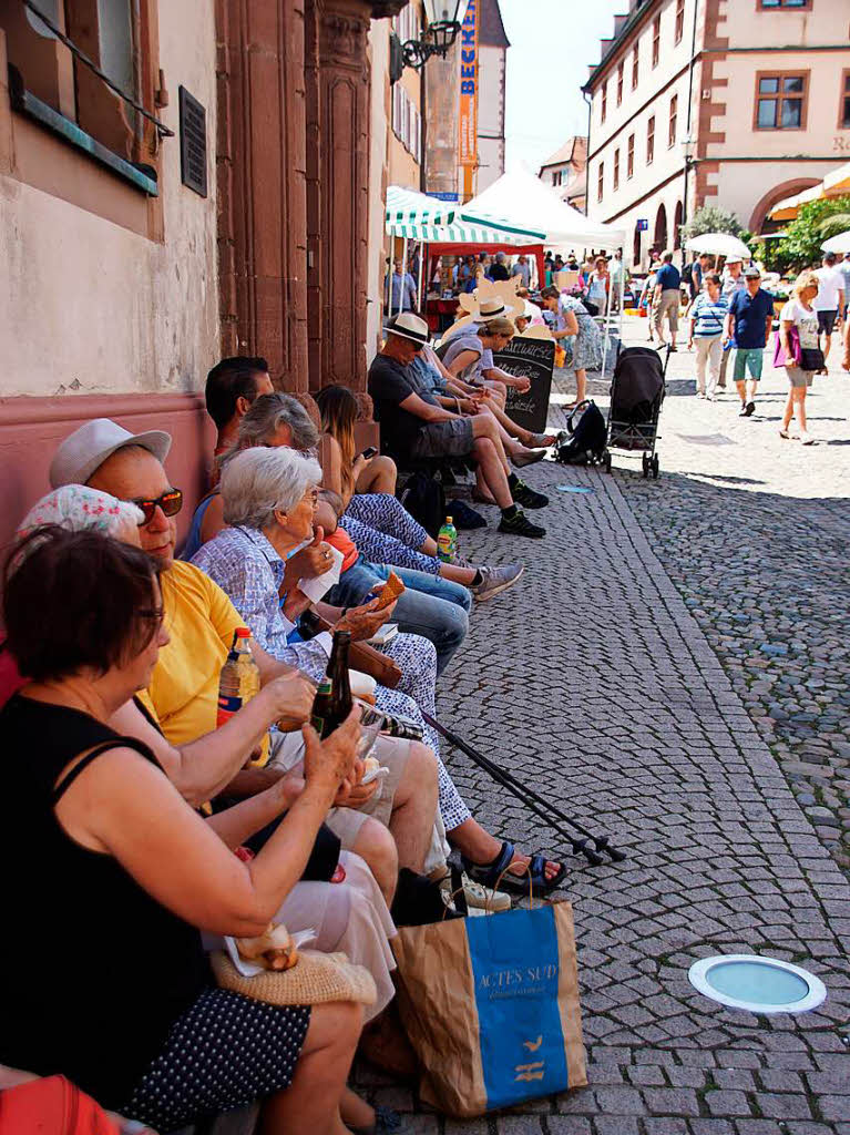 Bchermarkt in Endingen: Ein Pltzchen im Schatten war begehrt angesichts der zunehmenden Hitze.