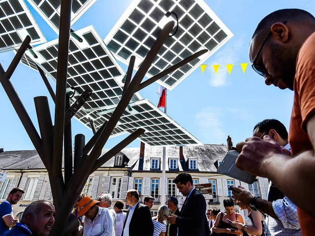 Solarbetriebener Baum ist auch Ladestation und WLAN-Punkt  | Foto: AFP