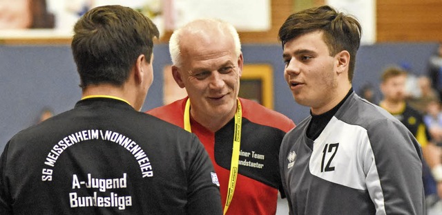 Trainer  Jrgen Brandstaeter (Mitte) i... Wilhelm (links) und  Adrian Ohnemus.   | Foto:   Sebastian Khli