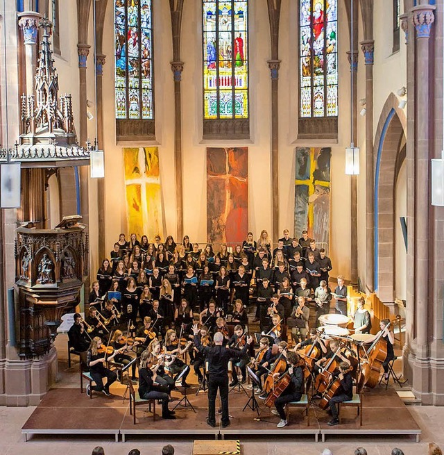 Mit einem groen Klangkrper setzen di...-Gymnasiums Mozarts Requiem ins Werk.   | Foto: Faruk nver