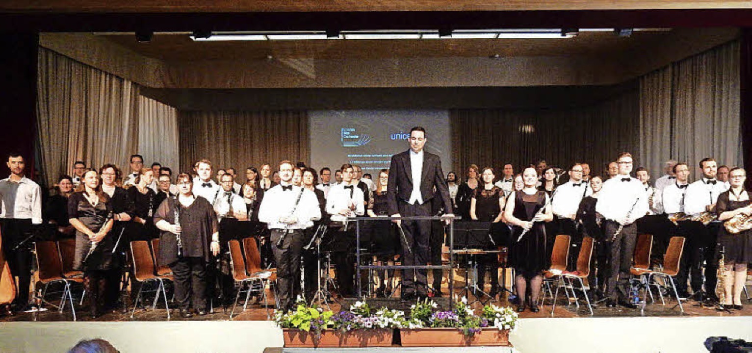 Ein Orchester mit  Weltniveau: Das Landesblasorchester mit Dirigent Bjrn Bus.  | Foto: Kurt Meier