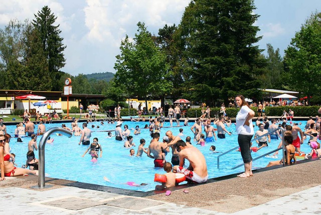 7600 Besucher an einem spten Mai-Woch... gab es noch nie im Steinener Freibad.  | Foto: Ralph Lacher