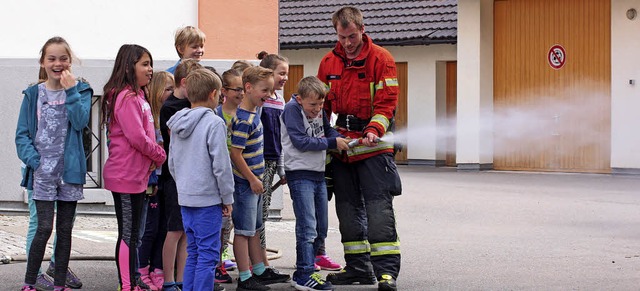 Wasser marsch: Die Kinder durften selbst einmal eine Lschspritze halten.  | Foto: Dorothe Kuhlmann