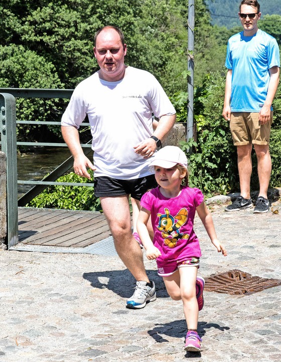 Stabsstellenleiter Stephan Fliegner be... seine Tochter bei ihrem Bambini-Lauf.  | Foto: Gabriele Zahn