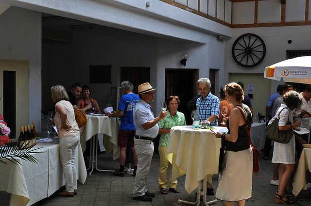 Viele Freunde und Liebhaber guter Weine besuchten   die 4. Ihringer Weinkost.  | Foto: Kai Kricheldorff