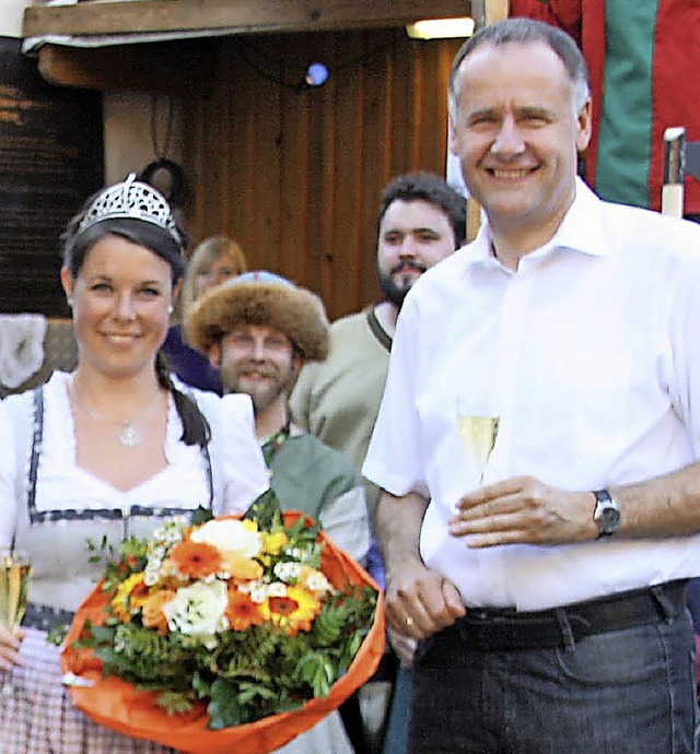 Die Markgrfler Weinprinzessin Franziska Aatz erffnete den Schlossgrabenhock  | Foto: Hans Jrgen Kugler