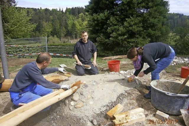 Vter bauen Wasserlauf