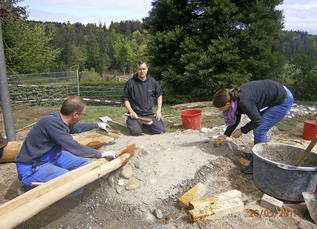 Fleiige Helfer bauen einen Wasserlauf fr den Kindergarten.   | Foto: Privat