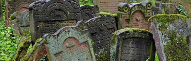 Die jhrliche Prfung der Grabsteine f...nicht mehr mit Frost zu rechenen ist.   | Foto: Symbolbild: Arne Dedert/dpa