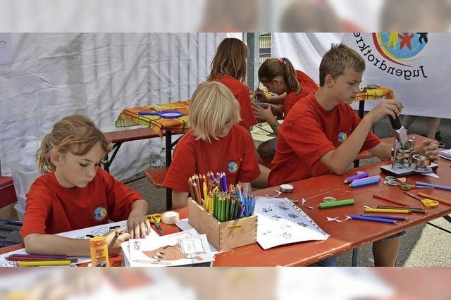 Rotkreuzler haben Spa bei sommerlichem Fest