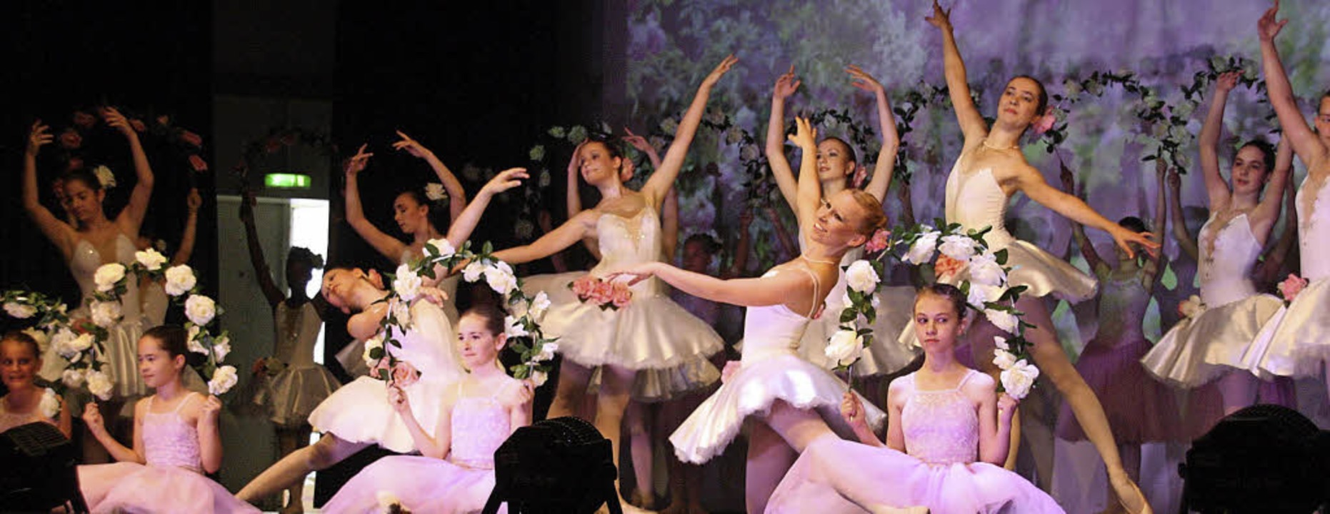 Die Ballettschule Stage Door zeigte &q...chätze&quot; im Bad Krozinger Kurhaus.  | Foto: Ute Wehrle