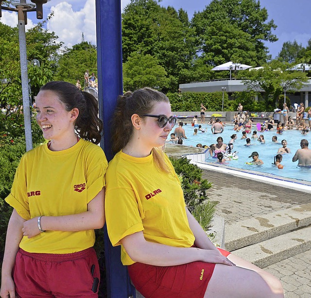 Molly Doo (links) und Shanea Arndt sin...schwimmer der DLRG-Jugend im Einsatz.   | Foto: Horatio Gollin