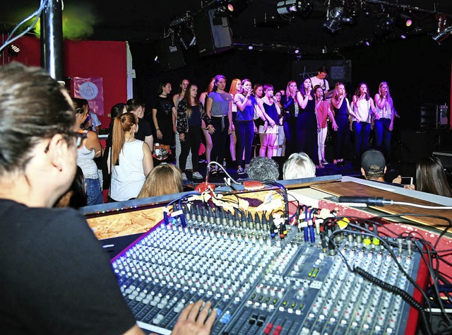 Nach dem Chor heizte die Band &#8222;T...dem Publikum im Rockcaf Altdorf ein.   | Foto: Sandra Decoux-Kone