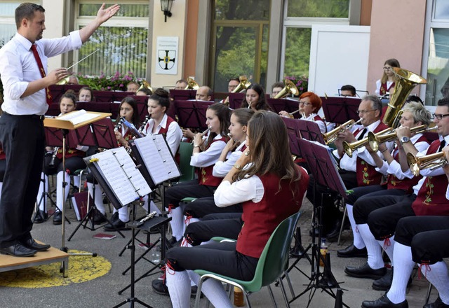 Die Kaisersthler Winzerkapelle Wasenw...nte Melodien von den Beatles und ABBA.  | Foto: Cecile Buchholz