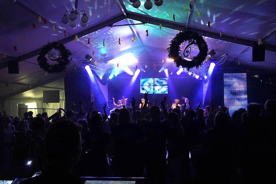 Das Konzert der Gruppe Shark am Freitag auf dem Fest des Musikvereins Urberg war ein voller Erfolg. (Foto: Verein) Das Konzert der Gruppe Shark am Freitag auf dem Fest des Musikvereins Urberg war ein voller Erfolg. (Foto: Verein)
