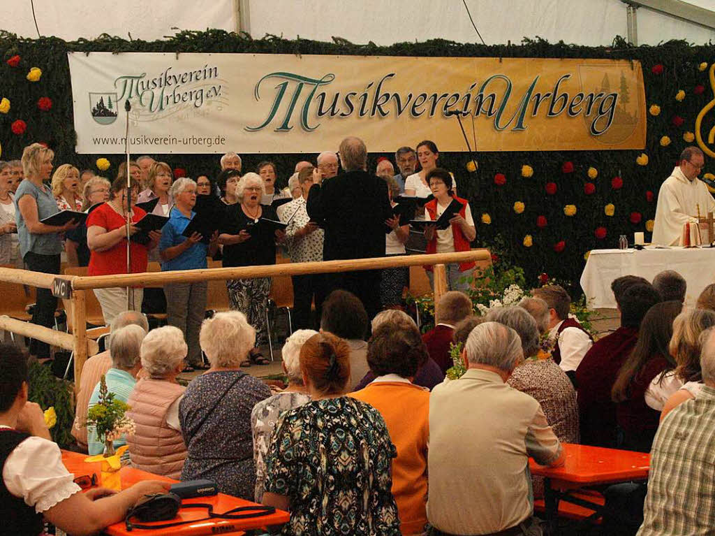 Am Sonntag war den ganzen Tag ber viel los im Zelt des Musikvereins Urberg, vom Festgottesdienst bis zum Spiel des Gesamtchores der elf Musikvereine im Bezirk.