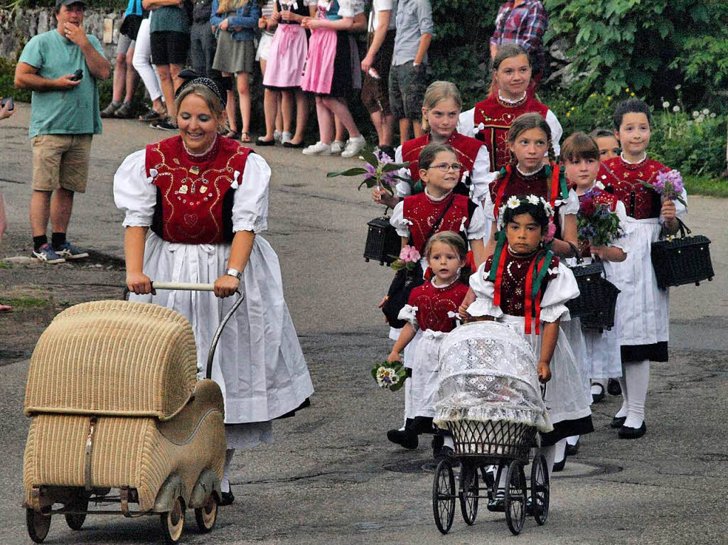 33 Gruppen beteiligten sich am Festumzug in Urberg.