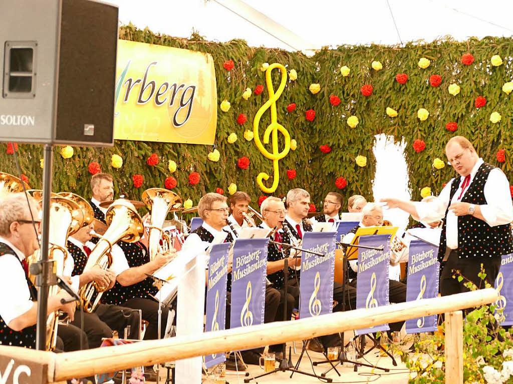 Zum Handwerkerhock am Montagabend spielten die Btzberg-Musikanten im Festzelt Urberg auf.