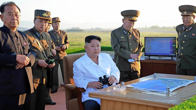 Am Sonntag hat das Regime in Pjngjang...e beim Betrachten eines Raketentests.   | Foto: AFP