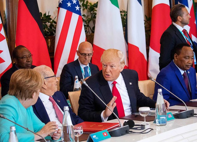 Meinungsaustausch zwischen Donald Trum...im G7-Gipfel im Taormina auf Sizilien.  | Foto: dpa