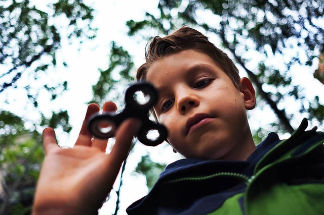Fidget Spinner liegen bei Kindern derzeit im Trend.  | Foto: AFP