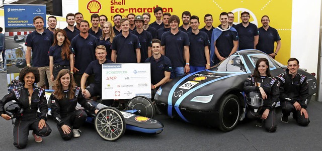 Das Team der Hochschule mit dem stromg...dem dieselgetriebenen Schluckspecht 5   | Foto: Hochschule Offenburg