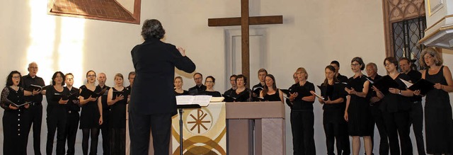 Birgit Bssemeier leitet den Chor Con Amore.   | Foto: Hildegard Karig