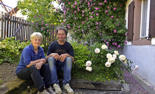 Brbel Baumgartner und Franz Blender i...d Wildbienen finden hier ihr Refugium.  | Foto: Marco Schopferer