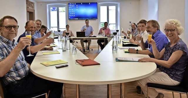 Zum Wohl! In der ersten Ratssitzung im...erten Vrstetter Rathaus gab es Sekt.   | Foto: Andrea Steinhart