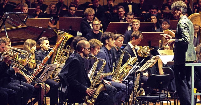 Die Big Band  Musikhochschule Freiburg unter Leitung von Ralf Schmid.   | Foto: Th.Bauer