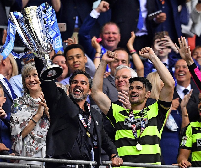 David Wagner (mit Pokal) und Christoph...rechts) feiern mit Spielern und Fans.   | Foto: AFP