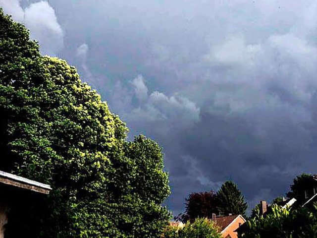 Gewitterwolken werden wieder aufziehen.  | Foto: dpa