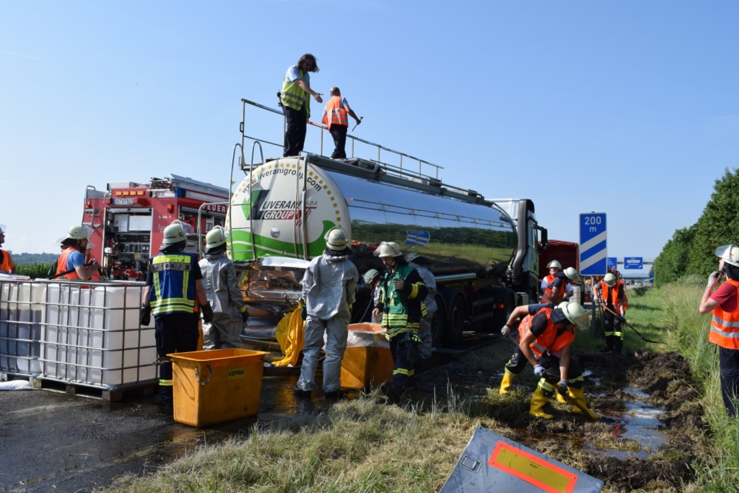 Die Feuerwehr ist auf der A5 mit Reinigungsarbeiten beschftigt.  | Foto: Frank Schoch